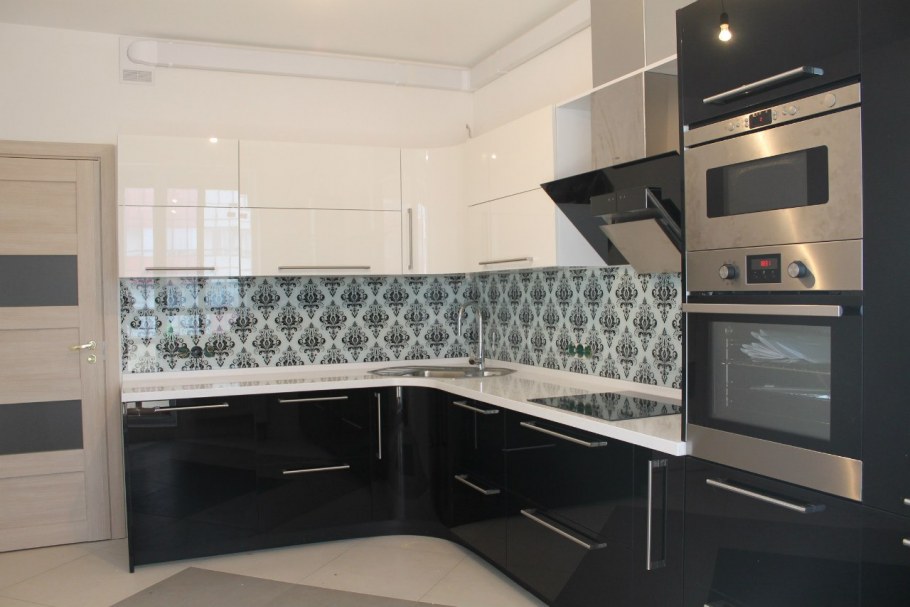 Черно белая кухня