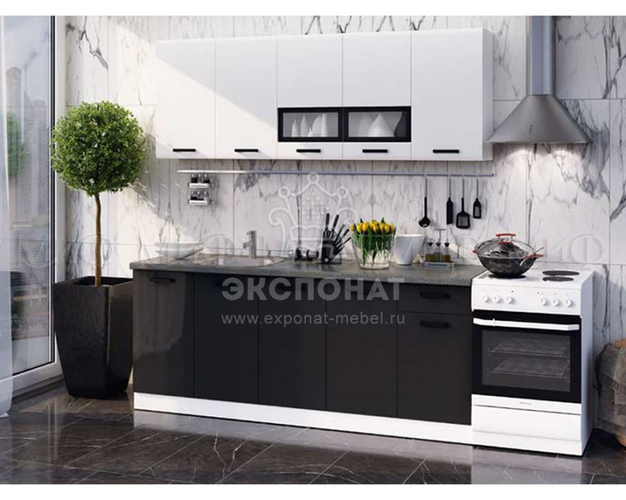 Кухня с черным холодильником