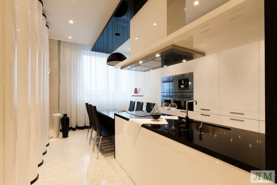 Белая глянцевая кухня в студии