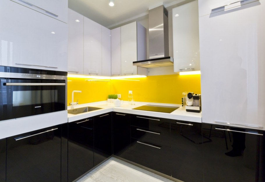 Белая кухня с черной столешницей
