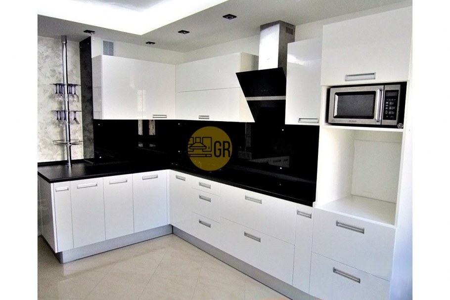 Кухонный гарнитур черно-белый