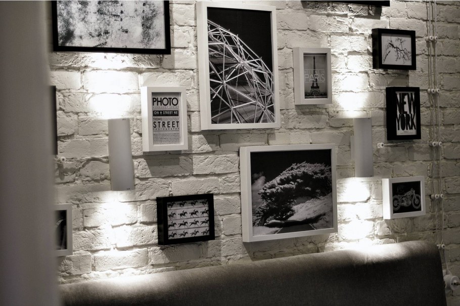 Надписи на стене в интерьере