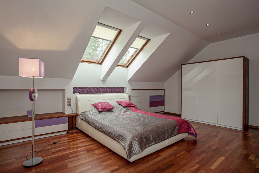 Шкаф в спальню с мансардным потолком