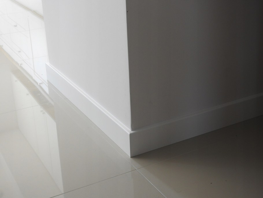 Плинтус напольный Rocko 9002