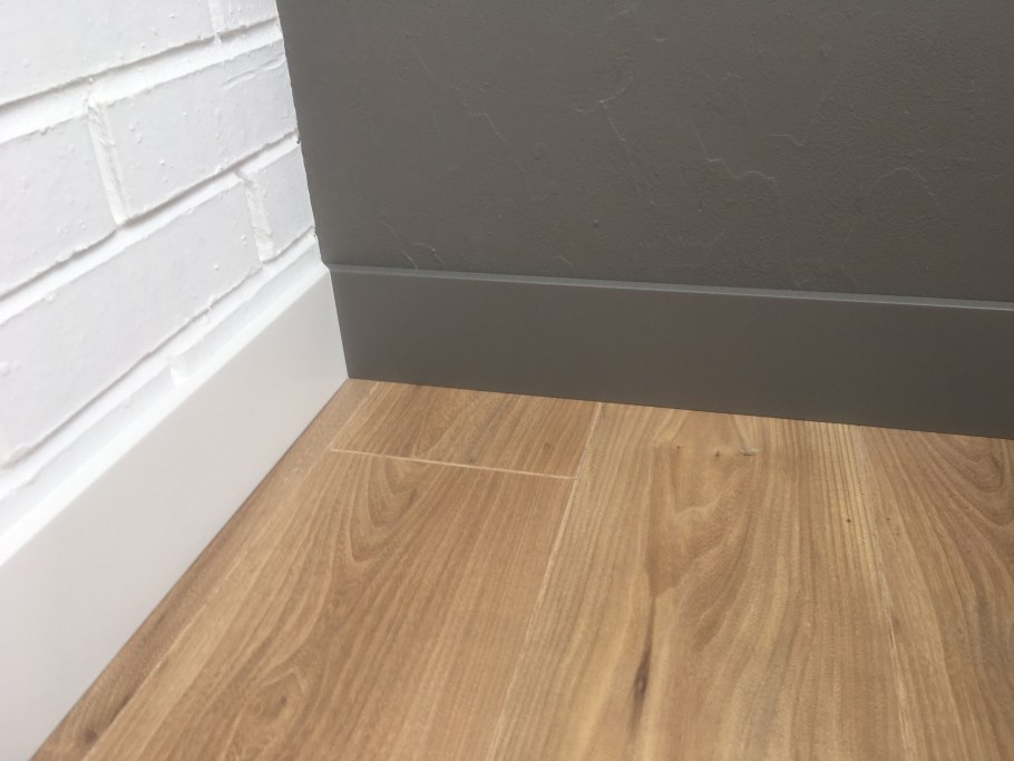 Алюминиевый плинтус без стыков 80