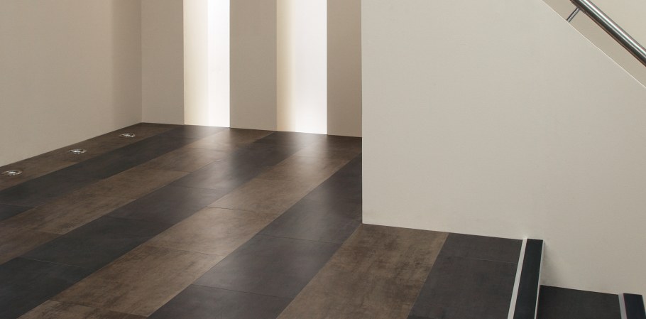 Плинтус белый глянцевый напольный