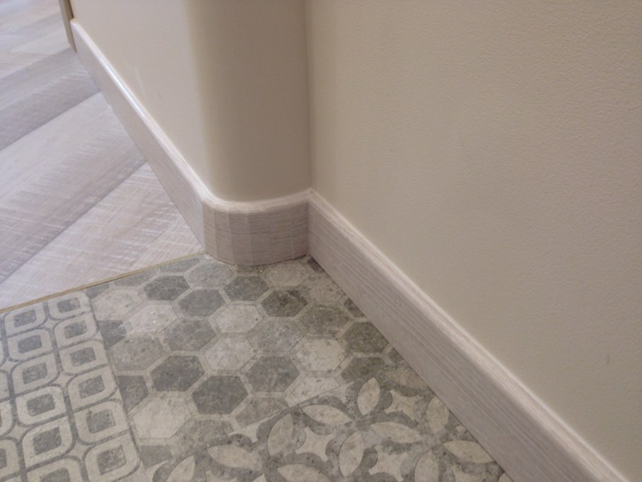 Плинтуса напольные для плитки в коридоре