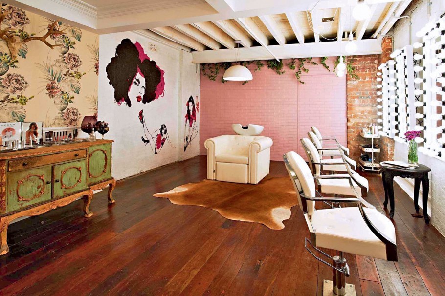 Уютный интерьер салона красоты