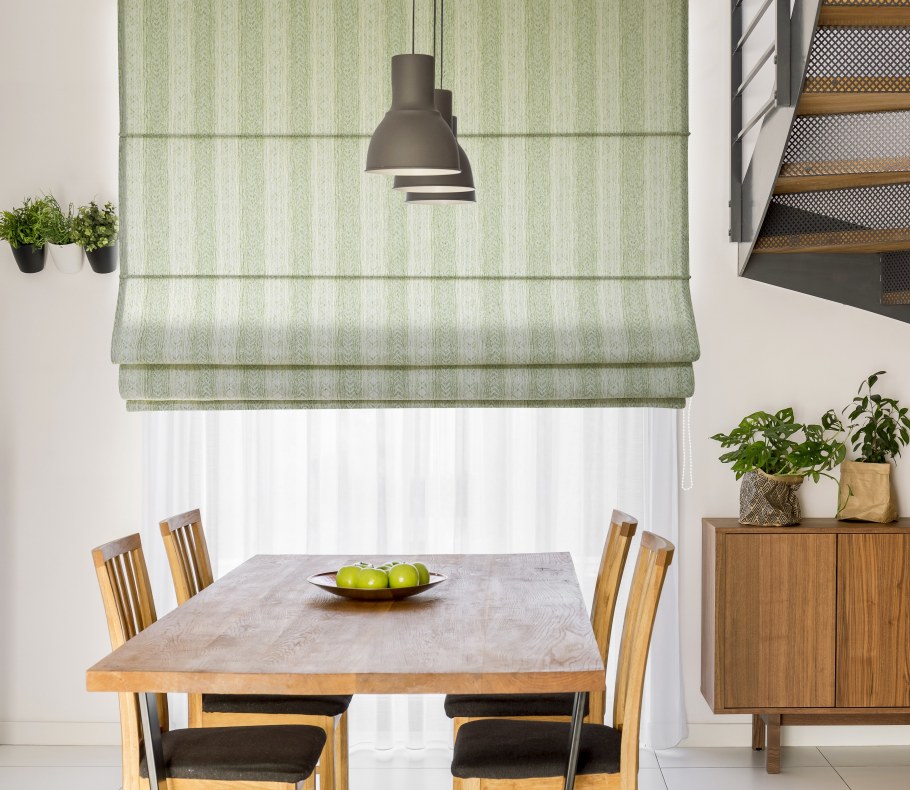 Белая Римская штора на кухне