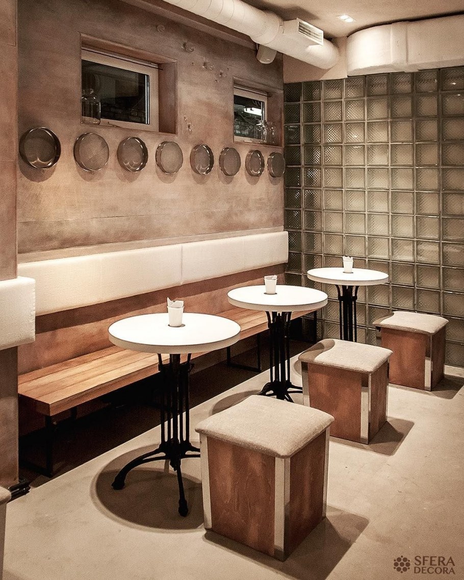 Интерьер маленького кафе