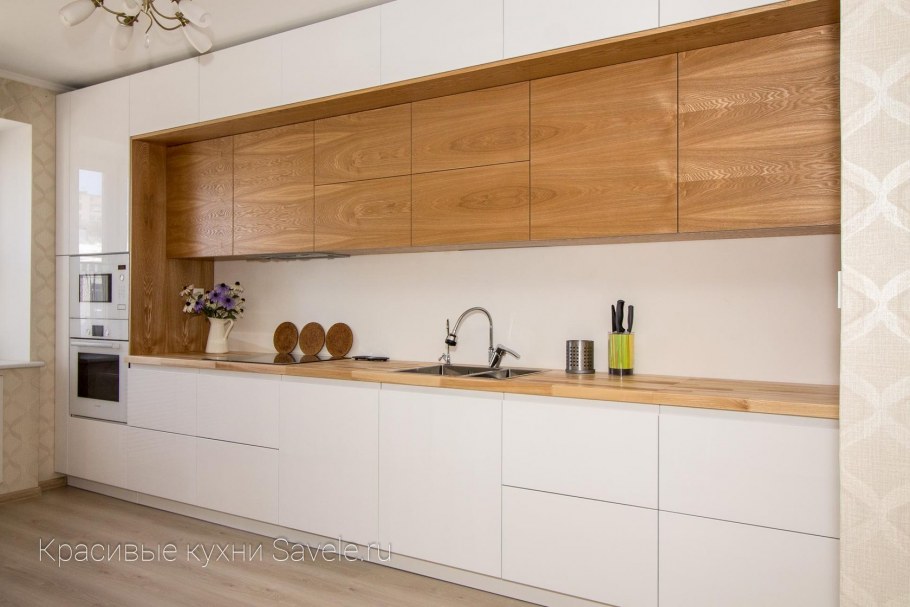 Двухъярусная кухня белая с деревом