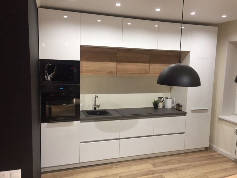 Белая кухня с деревянной столешницей