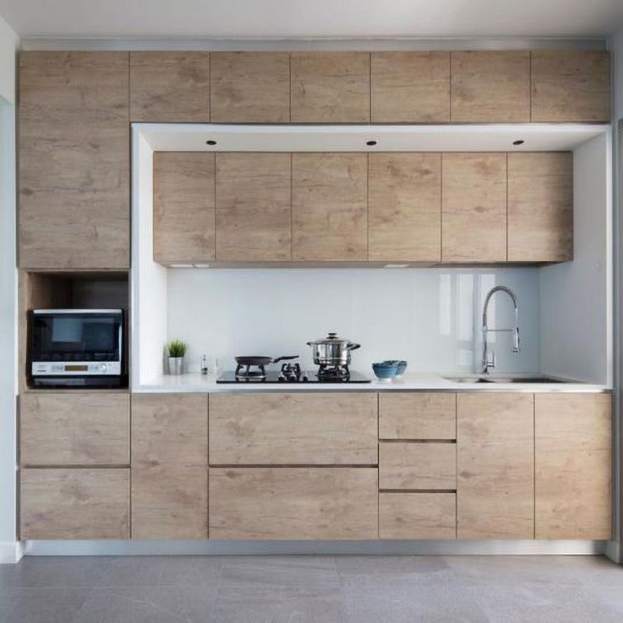 Белая деревянная кухня с островом