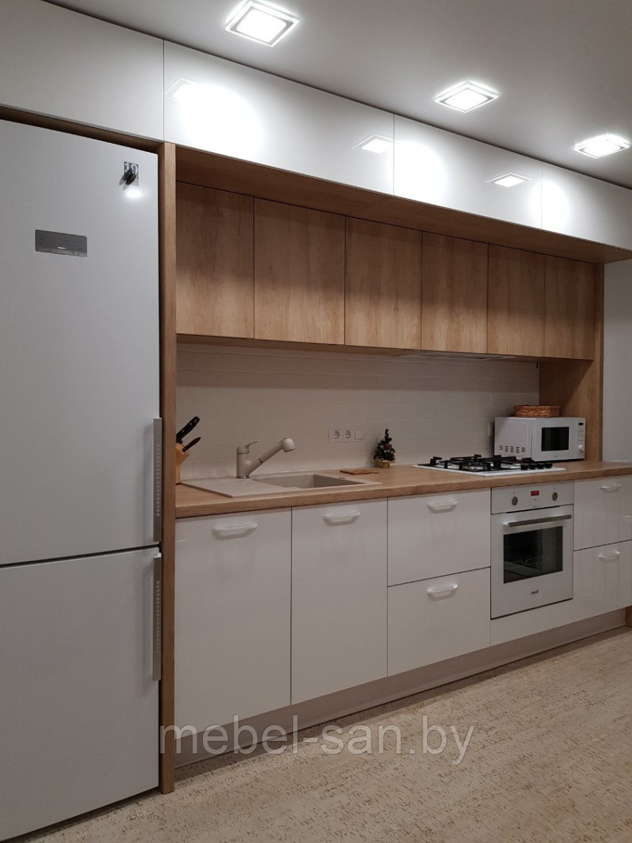 Белая кухня с деревянной столешницей