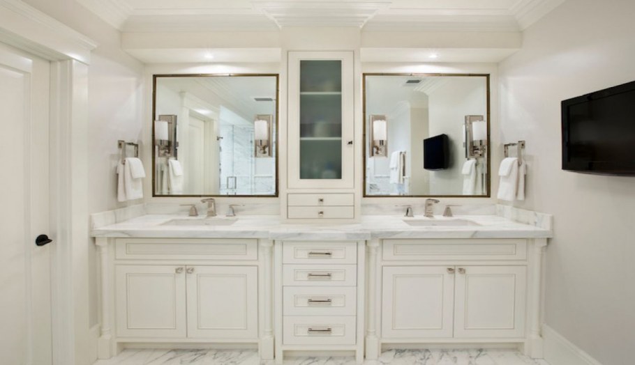 Ванная комната с двумя раковинами