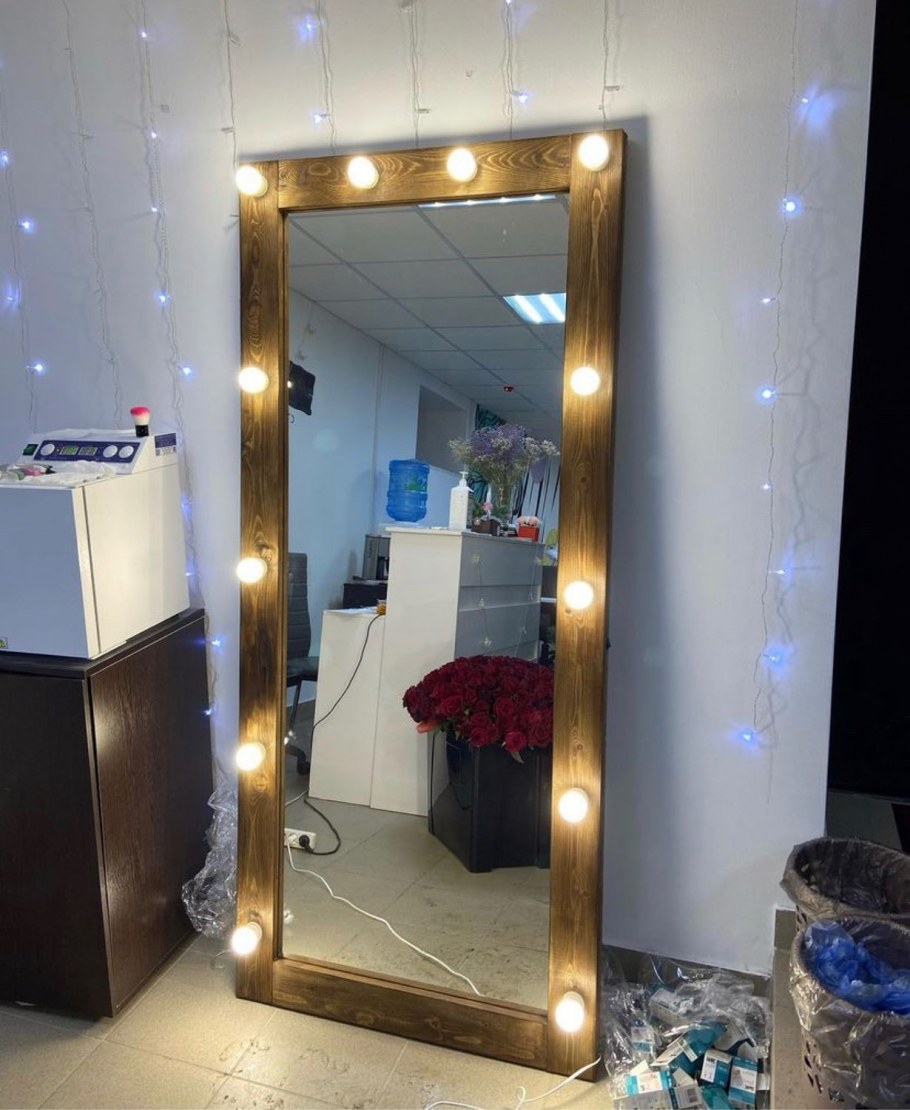 Ростовое зеркало с лампами