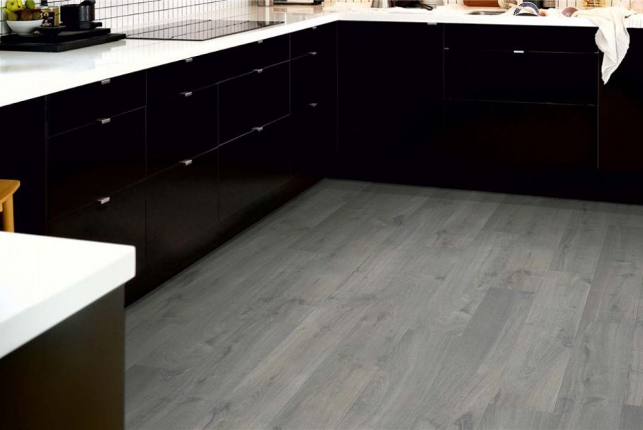 Интерьер кухни с черным полом