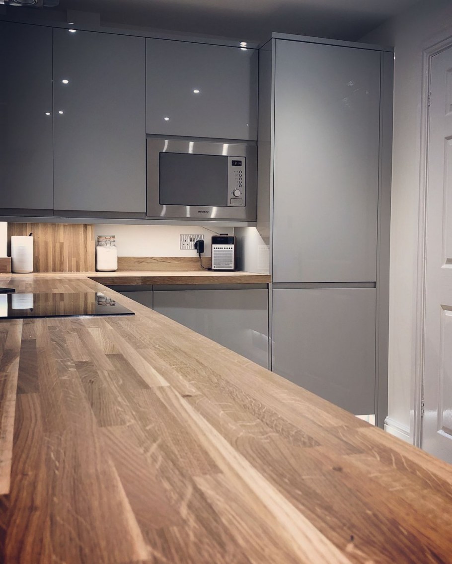 Современная кухня под дерево