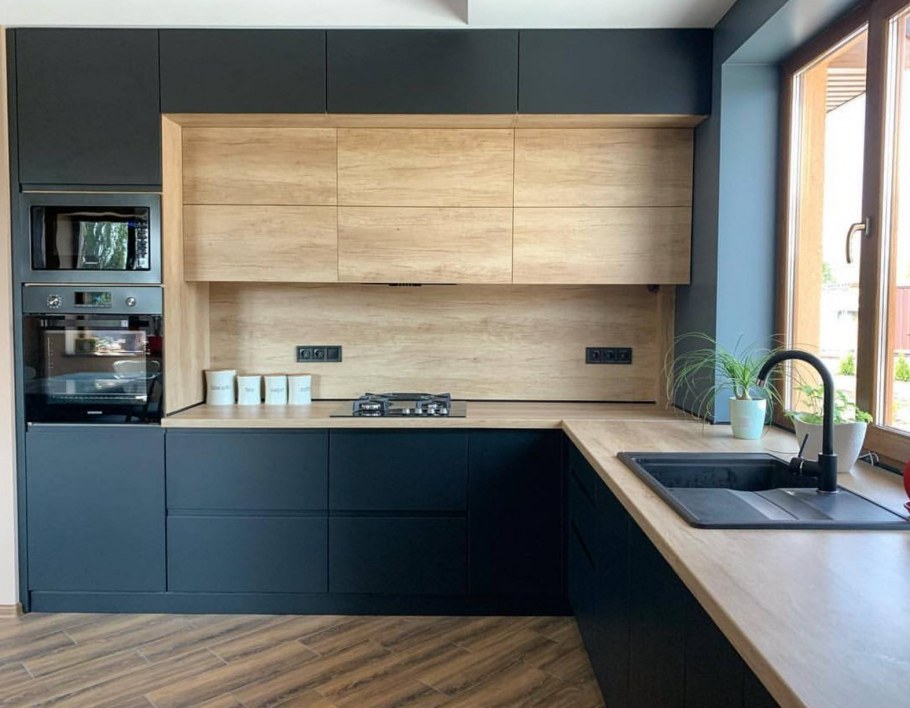 Кухня с фасадами под дерево