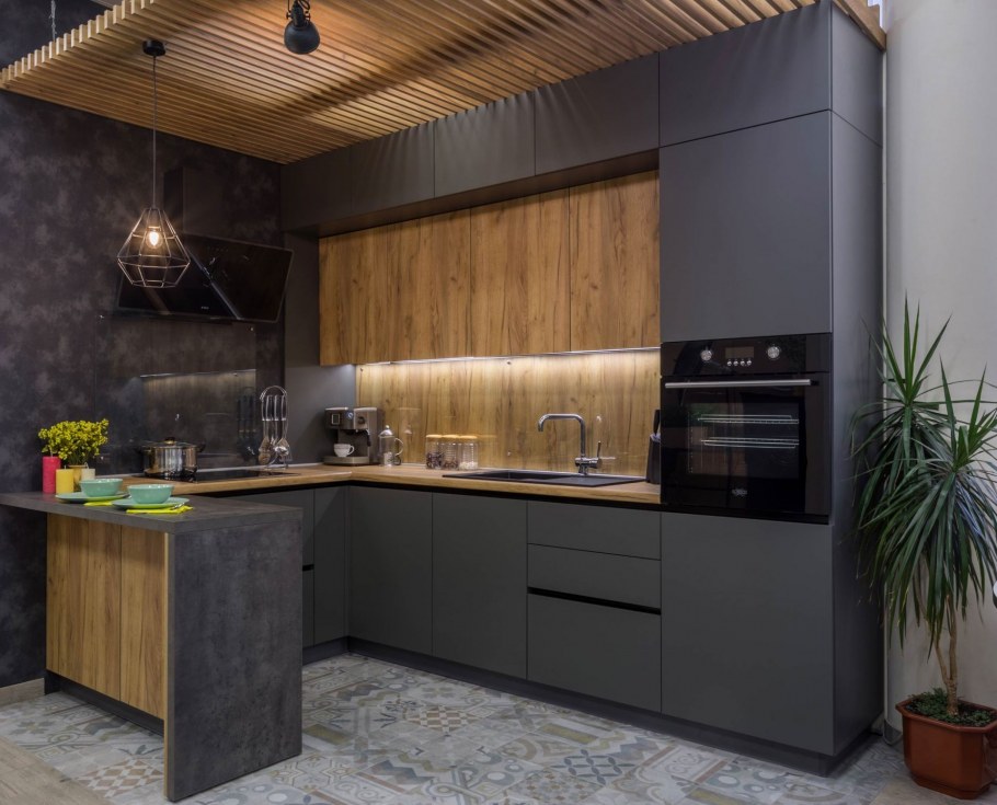 Кухня с антресолями до потолка