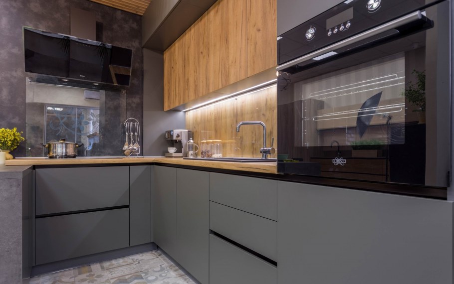 Черная матовая кухня с деревянной столешницей