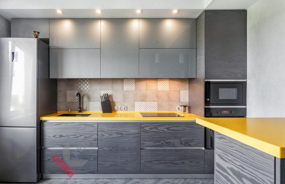 Кухня темная с деревом