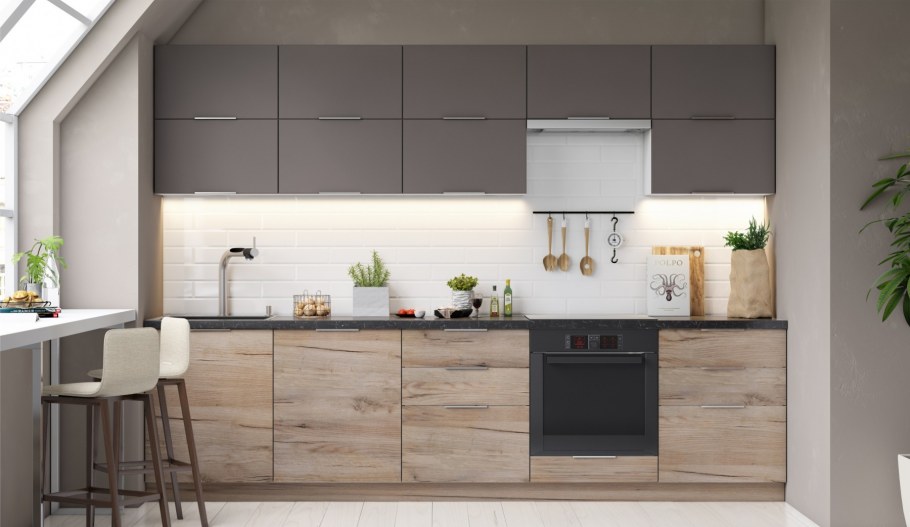 Серая кухня с деревянной столешницей