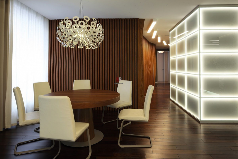 Спальня с рейками на стене