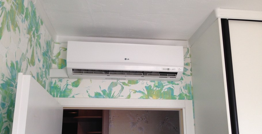 Внешний блок кондиционера на балконе