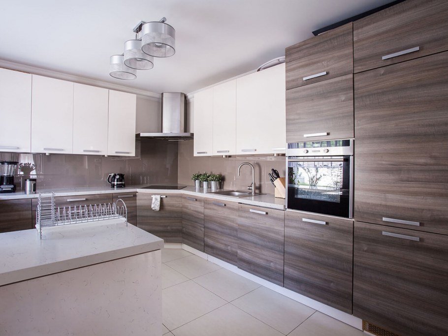 Кухня бежевая с деревом