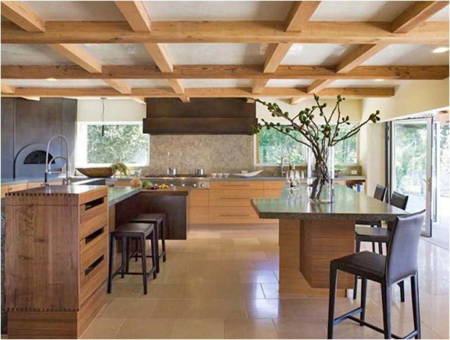 Деревянные балки под потолком