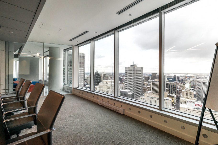 Офис с панорамным остеклением