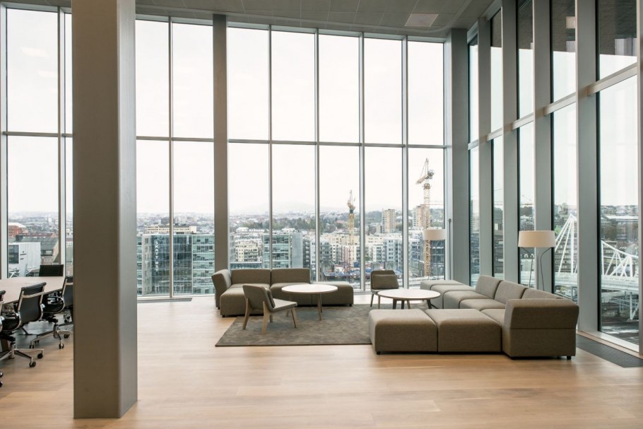 Офис с большими окнами