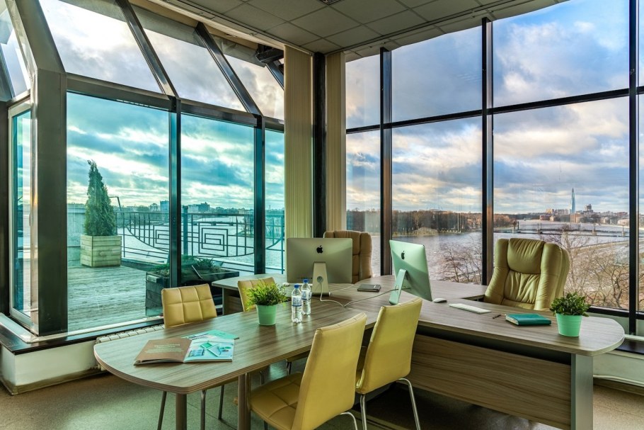 Офис с панорамными окнами