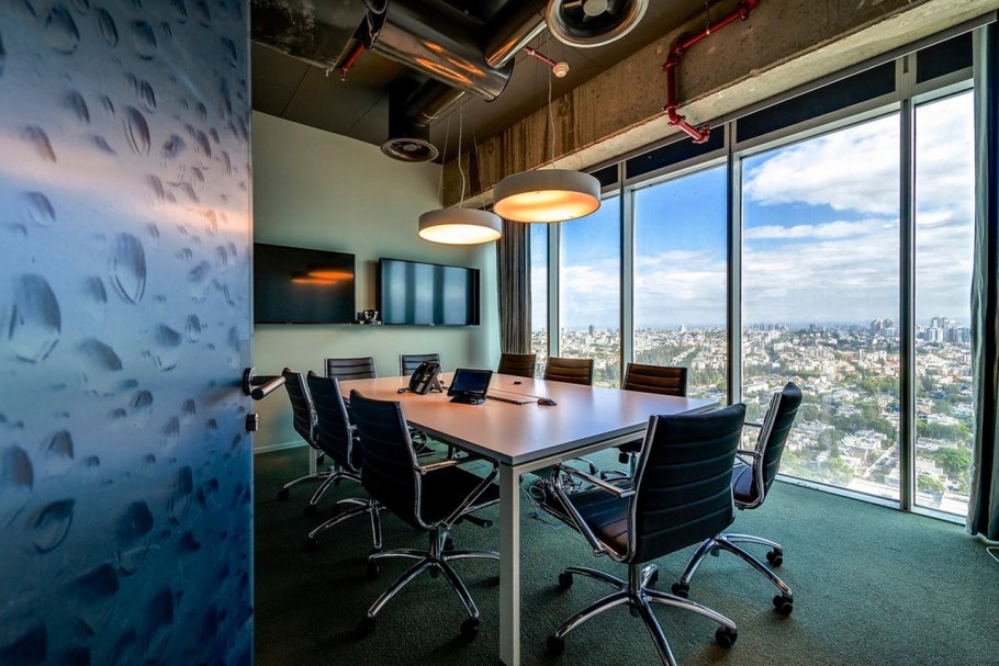 Красивый офис с панорамными окнами