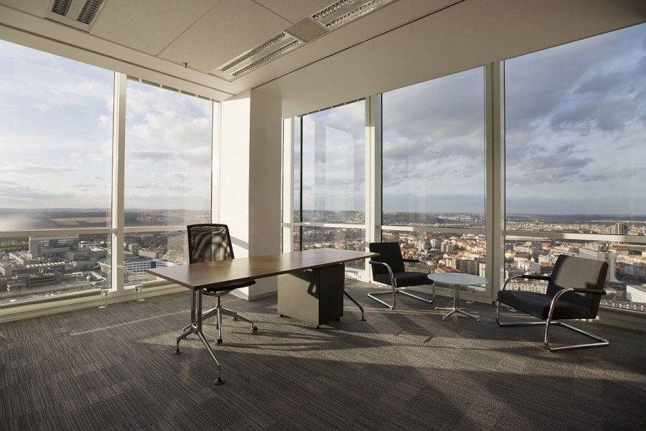 Офис в небоскребе с панорамными окнами