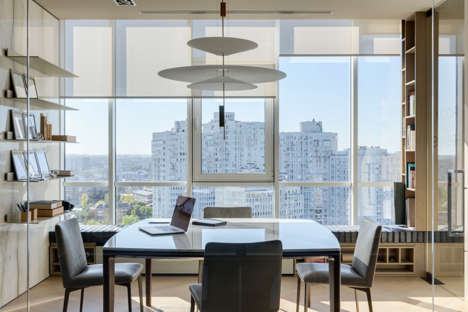 Домашний кабинет с панорамными окнами