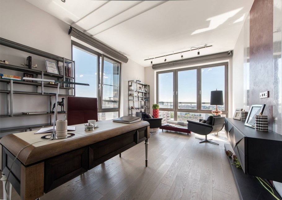 Офис в стиле лофт с панорамными окнами