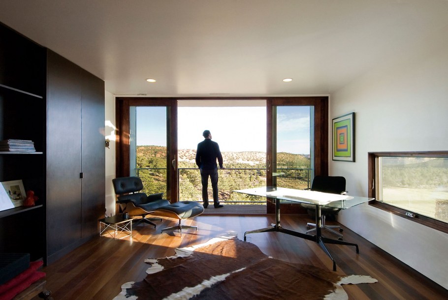 Рабочее место у панорамного окна