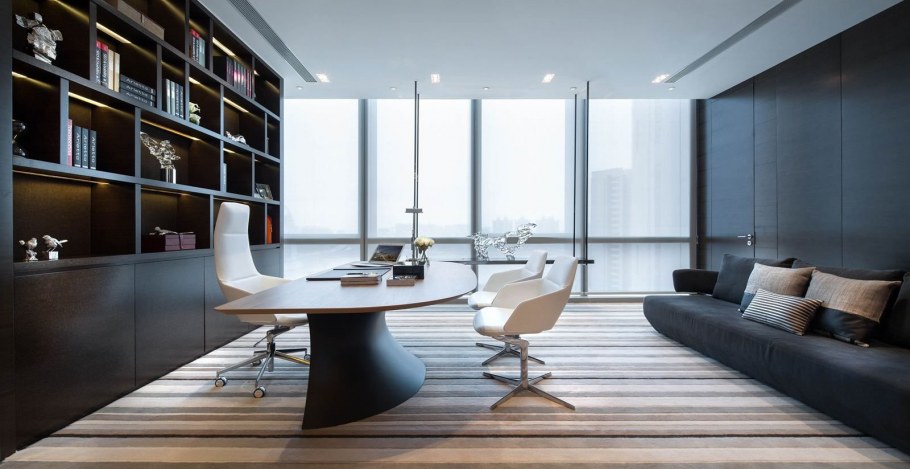 Интерьер офиса с панорамными окнами