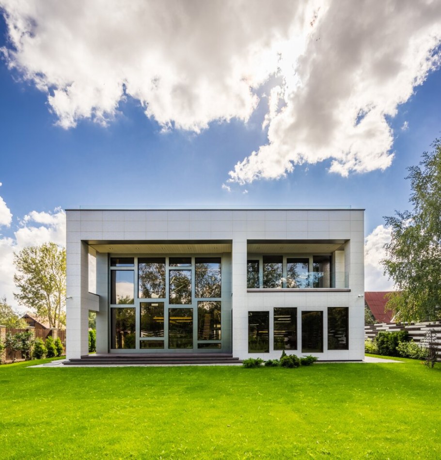 Большой дом с панорамными окнами