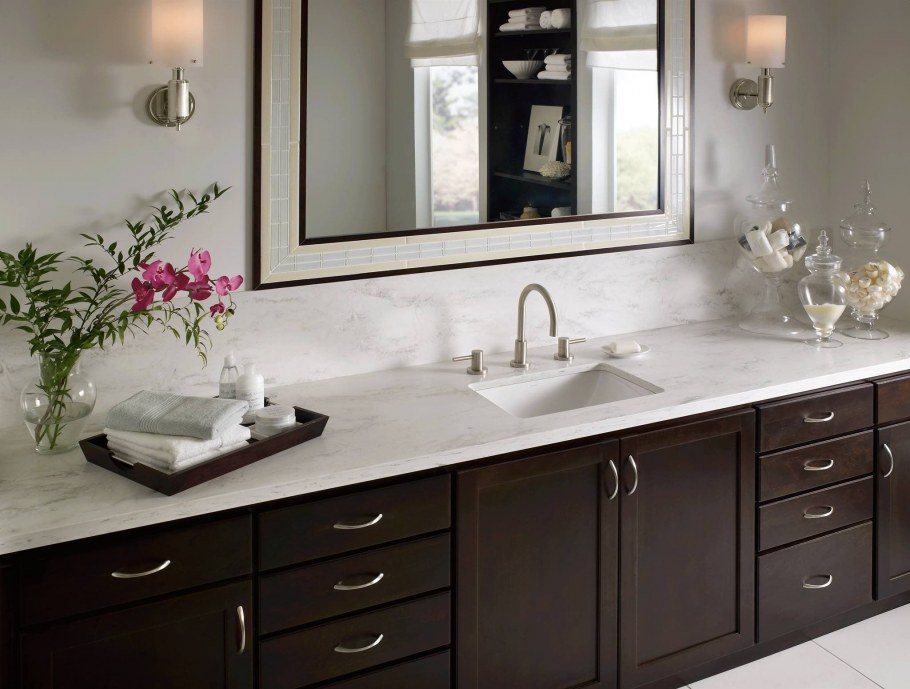 Интерьер ванной со столешницей