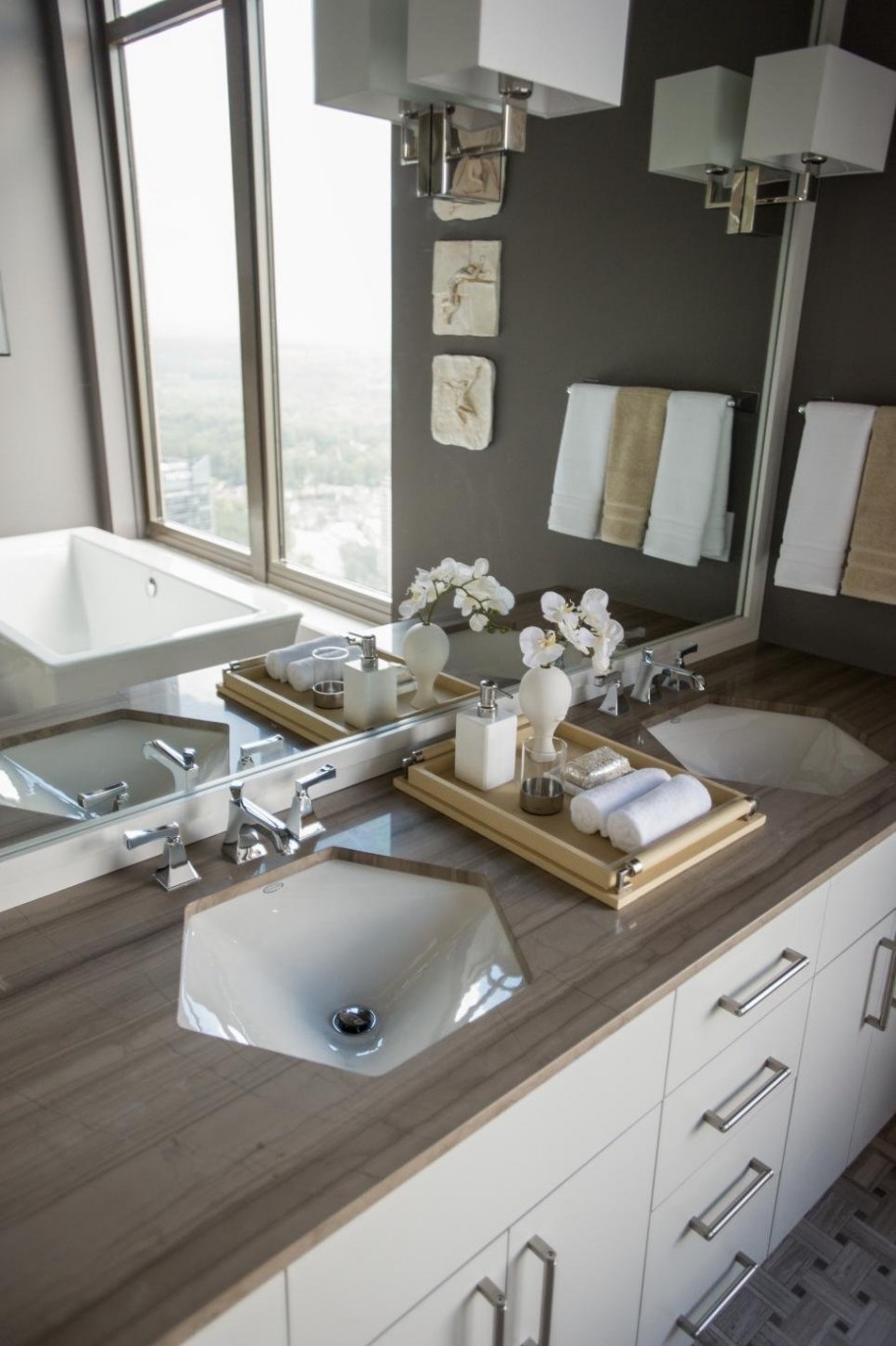 Две раковины в ванной