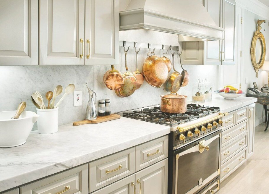 Кухня с золотыми ручками