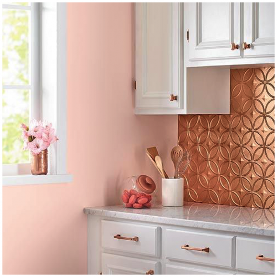 Кухня с розовым фартуком