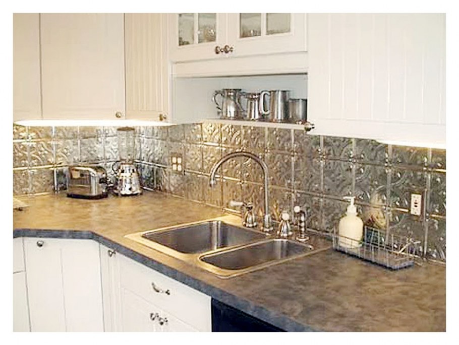 Кухня с золотистым фартуком