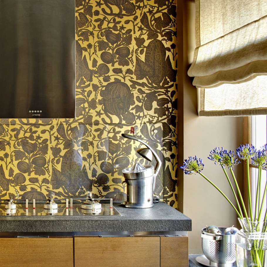 Кухонный гарнитур черно золотистый