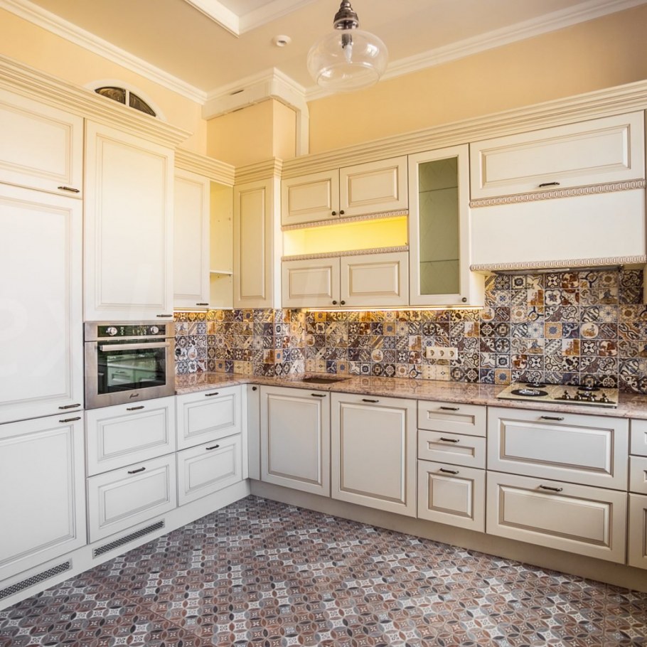 Фартук кухни из золотой мозаики