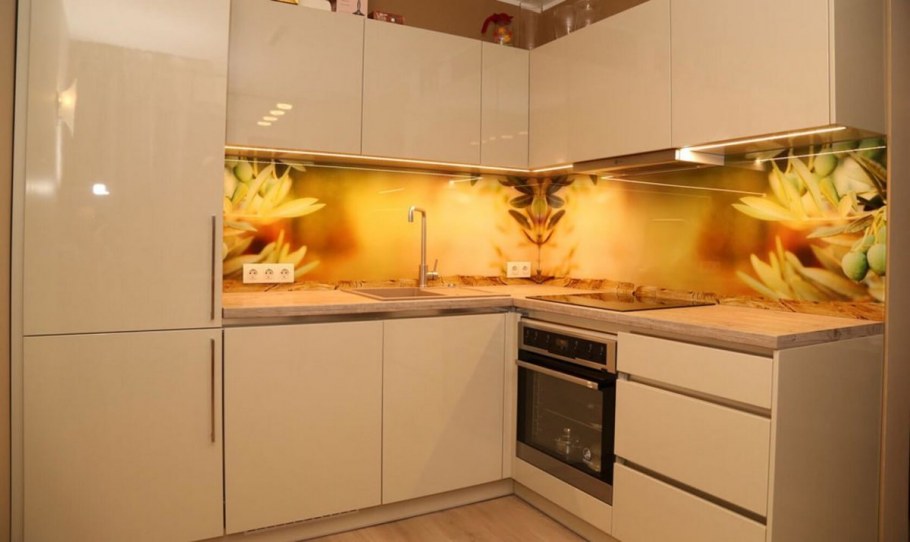 Бежевый стеклянный фартук