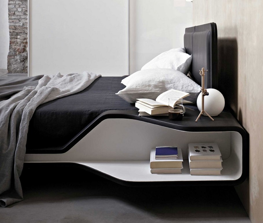 Кровать с полками в изголовье